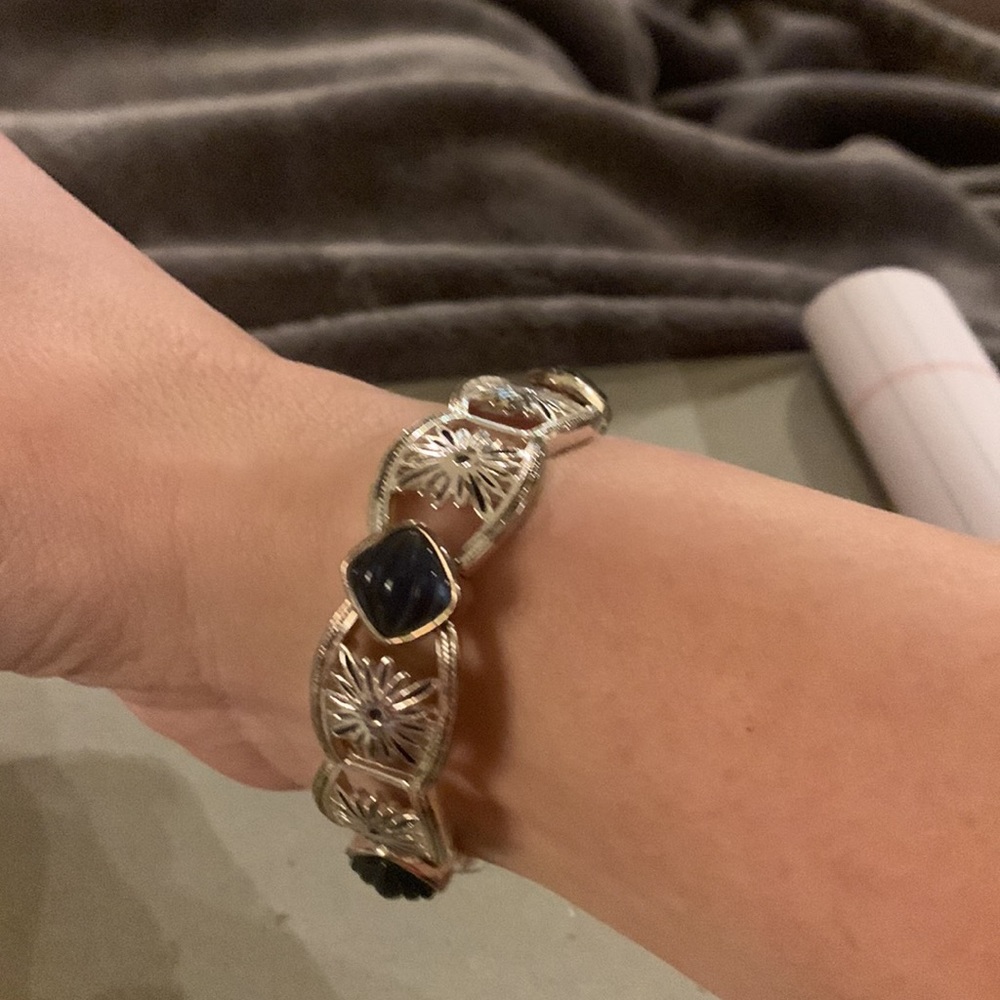 Silver tone stretch bracelet